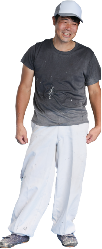 ショールームを案内するスタッフ