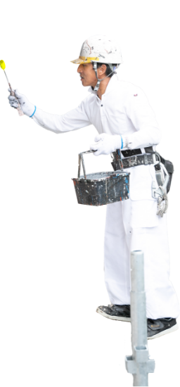 ショールームを案内するスタッフ