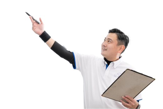指をさすスタッフ