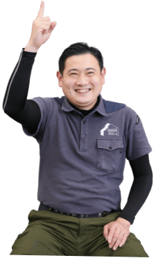 上を指さすスタッフ