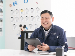 ショールームを案内するスタッフ