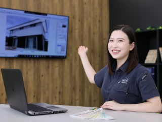 ショールームを案内するスタッフ