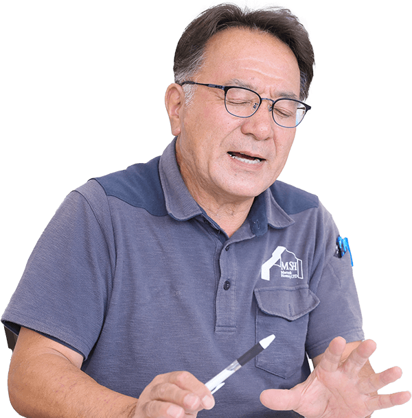 ショールームを案内するスタッフ