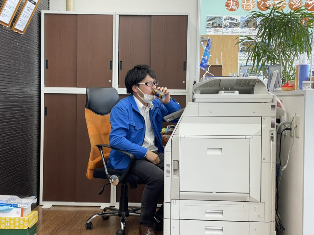 コーヒ－飲む人