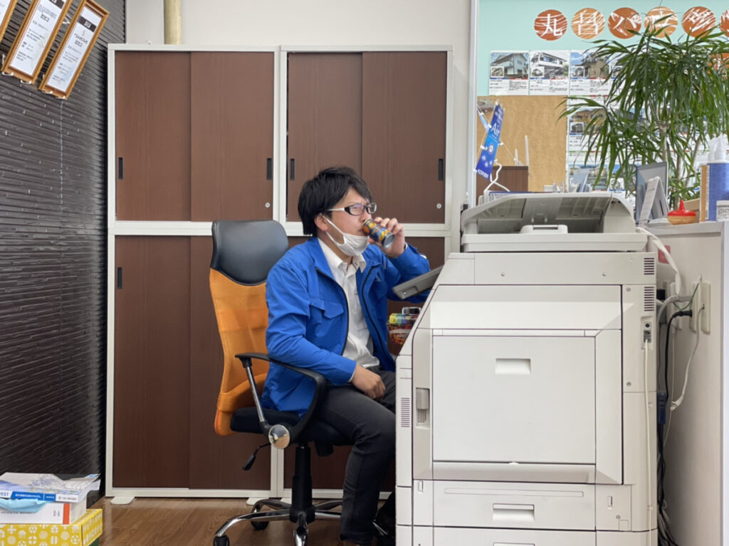 コーヒ－飲む人